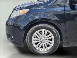 Toyota Sienna 2015 XLE para 7 pasajeros con asiento de acceso automático 4p Minivan