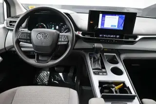 Toyota Sienna 2025 LE 8-Pasajeros 4p Mini-Van