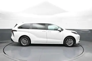 Toyota Sienna 2025 LE 8-Pasajeros 4p Mini-Van