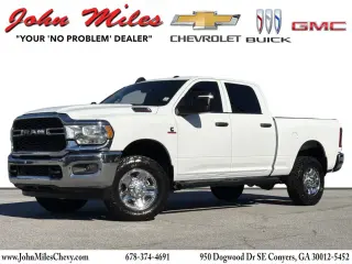 Pickup RAM 2500 2024 4x4 Tradesman 4 puertas Cabineta de tripulación Lonchera (trayera) de 6.3 pies, estriber