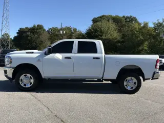 Pickup RAM 2500 2024 4x4 Tradesman 4 puertas Cabineta de tripulación Lonchera (trayera) de 6.3 pies, estriber