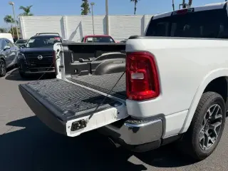 Ram 1500 2026 4x4 Laramie 4p Puerta de Tripulante 5.6 ft. SB Camioneta