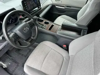 Toyota Sienna 2024 AWD LE 8 Pasajeros 4 Puertas Minivan