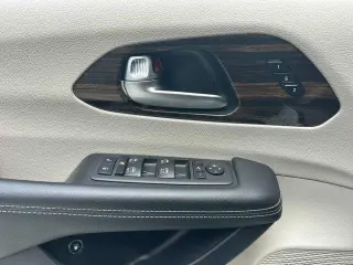 Chrysler Pacifica Plug-In Hybrid 2023 Limited 4dr Mini-Van