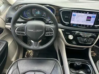 Chrysler Pacifica Plug-In Hybrid 2023 Limited 4dr Mini-Van