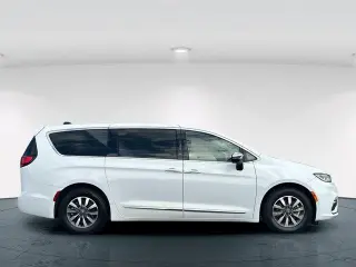 Chrysler Pacifica Plug-In Hybrid 2023 Limited 4dr Mini-Van