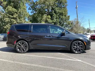 Chrysler Pacifica 2018 Limited 4dr Mini-Van