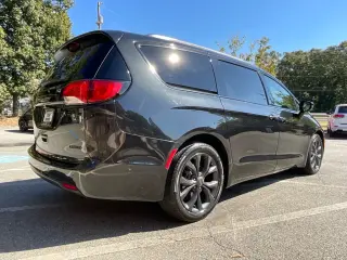 Chrysler Pacifica 2018 Limited 4dr Mini-Van
