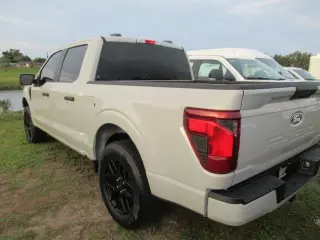 Ford F-150 2024 4x2 STX 4 puertas SuperCrew 5.5 pies SB
