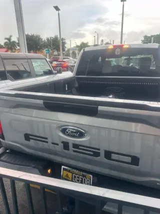 Ford F-150 2023 4x2 XL SuperCrew 4 puertas, cama de 5,5 pies, chasis largo