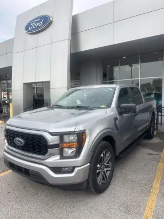 Ford F-150 2023 4x2 XL SuperCrew 4 puertas, cama de 5,5 pies, chasis largo
