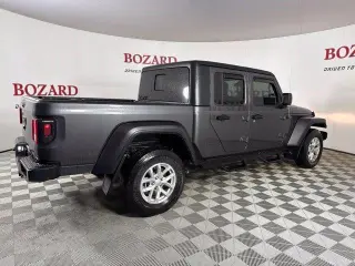 Jeep Gladiator 2023 4x4 Sport 4dr Crew Cab 5.0 ft. SB