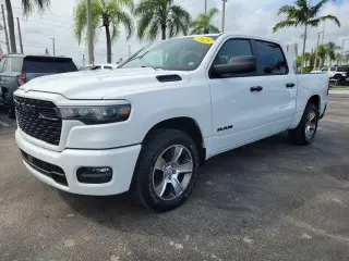 Ram 1500 2025 4x2 Tradesman 4p Camioneta de Cabina Completa Doble 5.6 ft. SB