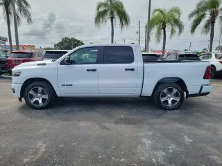 Ram 1500 2025 4x2 Tradesman 4p Camioneta de Cabina Completa Doble 5.6 ft. SB