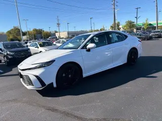 Toyota Camry 2025 SE Sedán 4 puertas