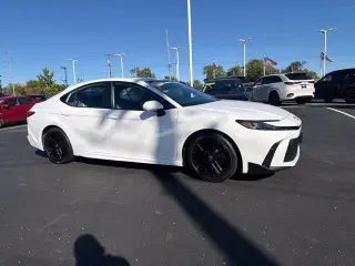 Toyota Camry 2025 SE Sedán 4 puertas