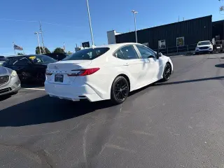 Toyota Camry 2025 SE Sedán 4 puertas