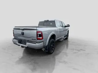 Ram 2500 2022 4x4 Laramie 4dr Mega Cab con cabina de 6.3 pies de largo Pickup
