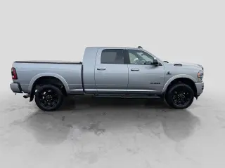 Ram 2500 2022 4x4 Laramie 4dr Mega Cab con cabina de 6.3 pies de largo Pickup