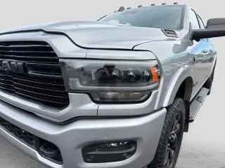 Ram 2500 2022 4x4 Laramie 4dr Mega Cab con cabina de 6.3 pies de largo Pickup