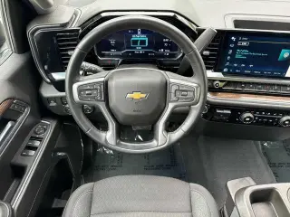 Chevrolet Silverado 1500 2023 4x4 LT 4 puertas Cabina de tripulación 5.8 pies SB con 1LT