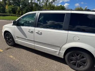 Chrysler Town and Country 2010 Touring 4dr Mini-Van