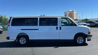 Chevrolet Express 2025 LT 3500 Furgoneta de pasajeros extendida de 3 puertas