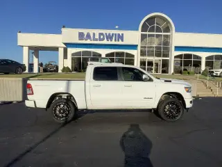 Ram 1500 2022 4x4 Lone Star 4 puertas Crew Cab 1.7 m (5.6 pies) Caja corta Pickup