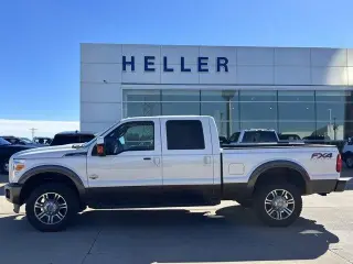 Ford F-250 Super Duty 2016 4x4 King Ranch 4dr Crew Cab con remolque de 6.8 ft.