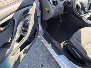 Hyundai ELANTRA 2016 SE 4 puertas Sedán 6M (EE. UU.)