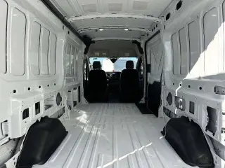 Ford Transit 2023 150 3 puertas SWB Techo Mediano Furgoneta de Carga