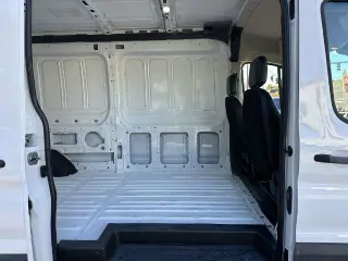 Ford Transit 2023 150 3 puertas SWB Techo Mediano Furgoneta de Carga
