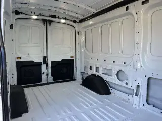 Ford Transit 2023 150 3 puertas SWB Techo Mediano Furgoneta de Carga
