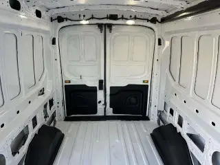 Ford Transit 2023 150 3 puertas SWB Techo Mediano Furgoneta de Carga