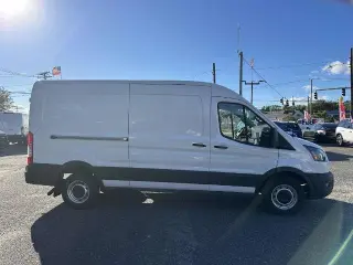 Ford Transit 2023 150 3 puertas SWB Techo Mediano Furgoneta de Carga