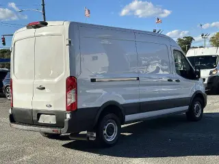Ford Transit 2023 150 3 puertas SWB Techo Mediano Furgoneta de Carga