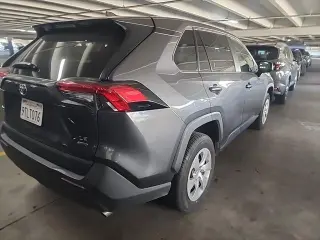 Toyota RAV4 2025 tractor 4x2 LE 4 puertas SUV