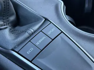 Toyota Camry 2024 SE Sedán de 4 puertas