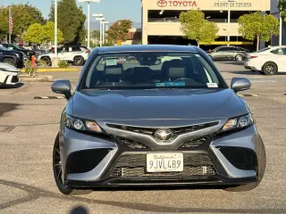 Toyota Camry 2024 SE Sedán de 4 puertas