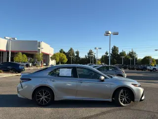 Toyota Camry 2024 SE Sedán de 4 puertas