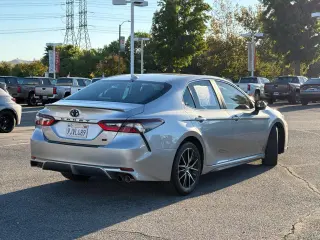 Toyota Camry 2024 SE Sedán de 4 puertas