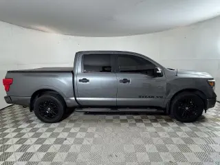 Nissan Titan 2018 4x4 SV 4 puertas Crew Cab