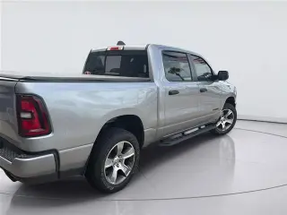 Ram 1500 2026 4x2 Tradesman cabina de tripulación 4 puertas pickup de cajón corto de 1,7 m