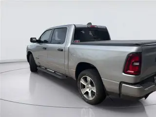 Ram 1500 2026 4x2 Tradesman cabina de tripulación 4 puertas pickup de cajón corto de 1,7 m