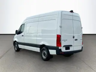 Mercedes-Benz Sprinter 2025 2500 3 puertas Huella de 144 pulgadas Furgoneta de carga (2.0L I4)