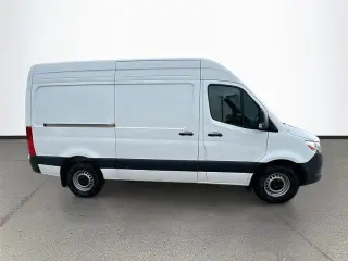 Mercedes-Benz Sprinter 2025 2500 3 puertas Huella de 144 pulgadas Furgoneta de carga (2.0L I4)