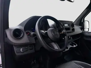 Mercedes-Benz Sprinter 2025 2500 3 puertas Huella de 144 pulgadas Furgoneta de carga (2.0L I4)