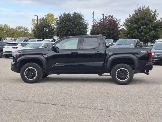 Toyota Tacoma 2025 4x4 SR5 4p Doble Cabina Doble 6.1 ft LB