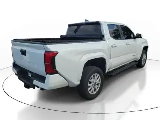 Toyota Tacoma 2024 4x2 SR5 4 puertas Cabina Doble 5.0 ft SB
