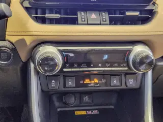 Toyota RAV4 2025 AWD XLE Premium 4dr SUV